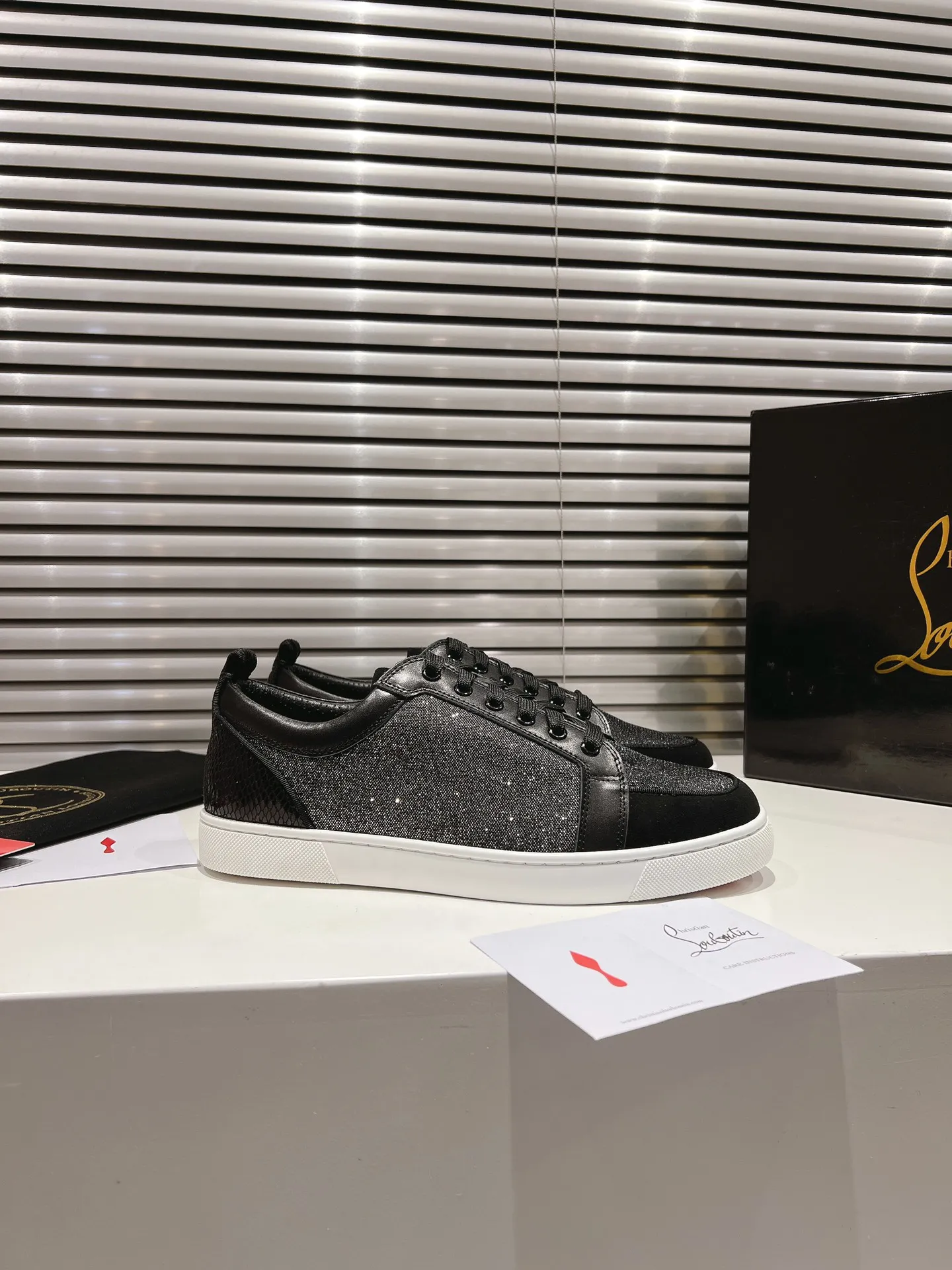 👟👟Ex-factory price 660👟👟 ╔Low-cut color matching model╗ ·Top version customization·2024𝐬𝐬 𝑪𝒉𝒓𝒊𝒔𝒕𝒊𝒂𝒏 𝑳𝒐𝒖𝒃𝒐𝒖𝒕𝒊𝒏 ▪️No matter the last shape, fabric, diamonds, nails, lining, outsole, it is as close as possible to ZP... ▪️The original sole is specially provided by the original factory ▪️The lining is imported water-dyed cowhide ▪️Private customization time is about 3-7 days —————— Size: Women's 35M-41M Men's 38M-48M